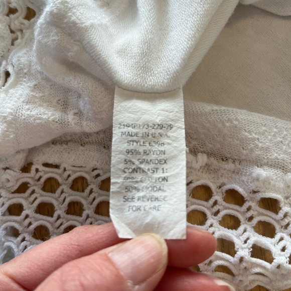 Adorable white tee that will give a little kick to jeans or whatever! - Picture 9 of 10